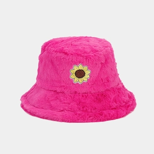 Dettaglio di un cappello da pescatore in peluche rosa con ricamo di girasole giallo