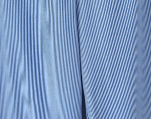 Nahaufnahme der blau-weiß gestreiften Stofftextur eines lässigen Baumwollhemds