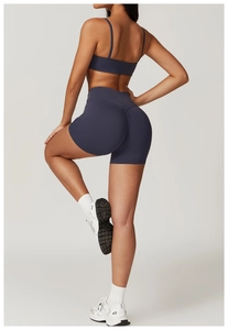 Détail du short de yoga bleu marine à taille haute avec couture froncée et tissu élastique