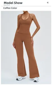 Détail de l'ensemble de yoga marron café avec haut licou et pantalon évasé taille haute