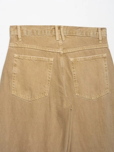 Detailaufnahme der khakifarbenen Wide-Leg-Jeans mit Taillenbund und aufgesetzten Gesäßtaschen