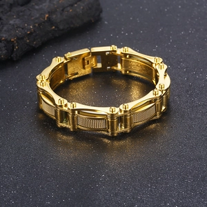 Bracelet pour homme en acier titane doré au style mécanique vu sous un angle de 45 degrés
