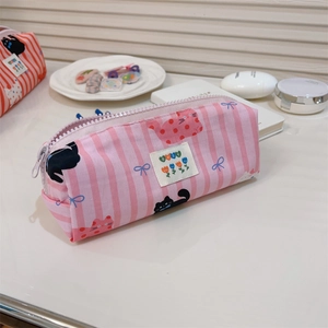 Détail de la trousse à rayures roses avec motifs de chats mignons et fermeture éclair