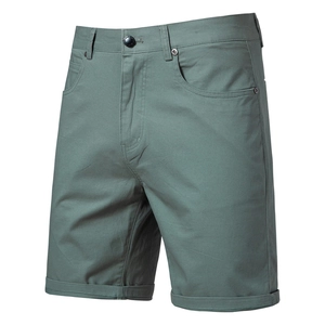 Vue détaillée du short en coton montrant la braguette zippée et le tissu gris-vert