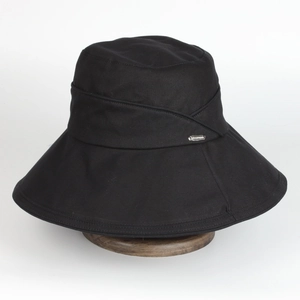 Détail d'un chapeau de soleil noir à large bord avec texture coton et plaque métal