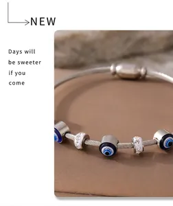 Primer plano de pulsera de ojo turco con cristales sobre fondo minimalista elegante