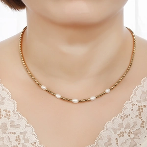 Collana minimalista con perline dorate e perle d'acqua dolce bianche su catenina