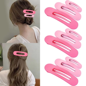 Detalle de pinzas para el cabello ovaladas rosa mate con set de seis y estilo en modelo