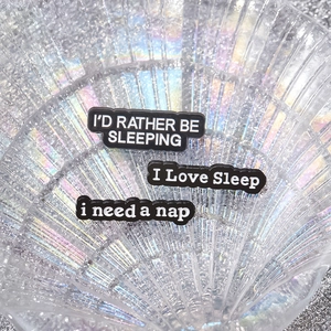 Dreiteiliges schwarzes I Love Sleep Brosche-Set in einer schimmernden Muschelschale