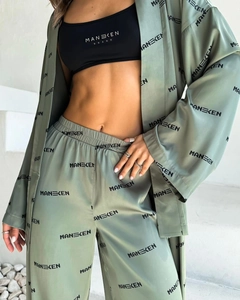 Detailansicht des 3-teiligen Damen-Loungewear-Sets mit Logodruck und Satin-Oberfläche