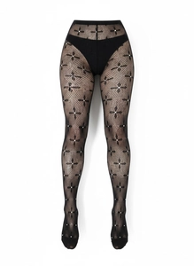 Detail der gotischen schwarzen Netzstrumpfhose mit Kreuzmuster und Glitzersteinen