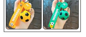 Détail de porte-clés football avec lanières en silicone GOOOOOAL en jaune et vert