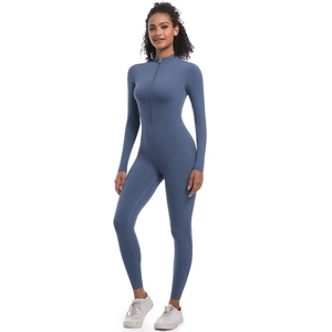 Vue détaillée du body de yoga avec encolure zippée en bleu brumeux extensible