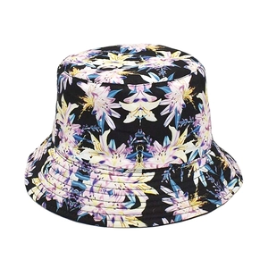 Détail d'un chapeau bob réversible avec imprimé de lys roses et violets sur tissu noir