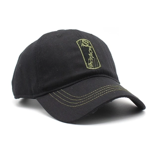 Dettaglio cappellino da baseball nero con ricamo SPORTS giallo e visiera impunturata