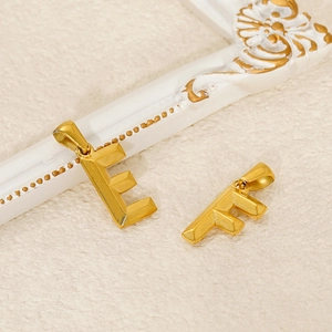 Dettaglio dei ciondoli alfabetici 3D placcati oro 18k E ed F con lucentezza metallica