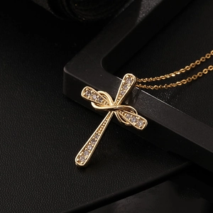 Collar de cruz punk retro chapado en oro con diseño de nudo y piedras de circón brillantes