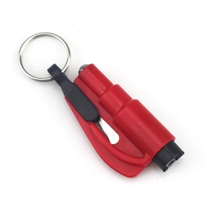 Détail du porte-clés marteau d'urgence avec coupe-ceinture et sifflet de survie