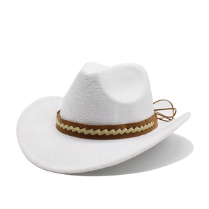 Vue latérale détaillée du chapeau de cowboy blanc en feutre avec ruban en cuir tressé