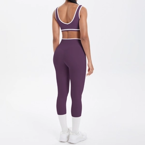 Detailansicht der pflaumenlila Yoga-Hose mit hohem Bund und weißen Kontraststreifen