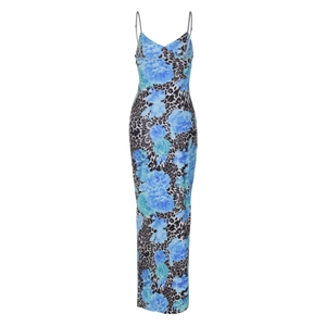 Vue détaillée du motif floral et léopard sur une robe longue d'été à coupe ajustée