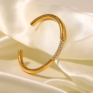 Vista macro del bracciale rigido in acciaio placcato oro 18K con inserti di cristalli