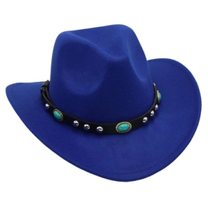 Dettaglio delle borchie turchesi e rivetti argento sul cinturino in pelle del cappello blu