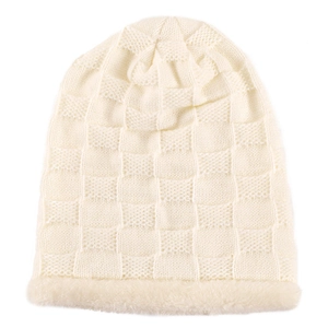 Détail de la texture en tricot et de la doublure en fausse fourrure du bonnet d'hiver