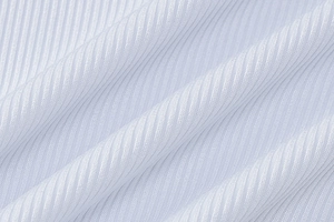 Gros plan détaillé sur la texture en maille côtelée blanche d'un crop top