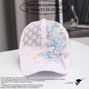 Dettaglio cappellino in pizzo floreale con eleganti fiori 3D ricamati e perle finte