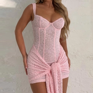 Dettaglio del corpetto in pizzo rosa e laccio in vita di un abito aderente elegante