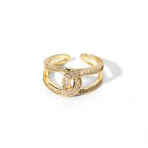 Détail de la bague double couche plaquée or ajustable avec zircons baguettes et ronds