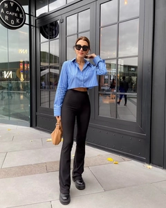Vue street style d'une chemise courte à rayures bleues avec un pantalon évasé à taille haute