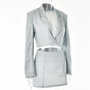 Détail de l'ensemble blazer à paillettes argentées et mini-jupe sur un mannequin