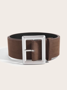 Détail d'une large ceinture en cuir givré marron foncé avec boucle métallique