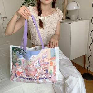 Détail du cabas en toile avec motifs de lapin et d'ours mignons et poignées violettes