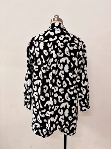 Vue arrière de l'ensemble deux pièces imprimé zèbre avec chemise à manches longues et short