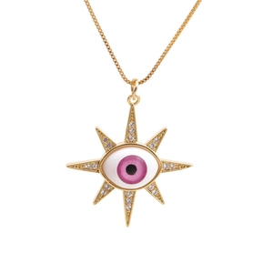 Collier œil maléfique doré avec pendentif soleil rose-violet et pierres de zircon