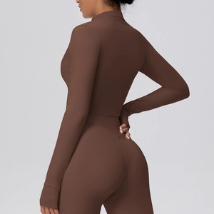Dunkelbraunes Yoga-Set mit schmaler Passform, hoher Taille und langärmeligem Oberteil