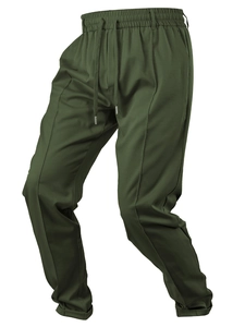 Detailansicht der Herren-Jogginghose mit elastischem Kordelzugbund und seitlichen Taschen