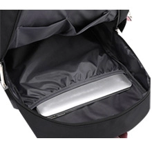 Vista interna dello zaino nero con scomparto imbottito per laptop e tasche portaoggetti