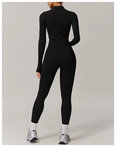 Vue arrière de l'ensemble de yoga à séchage rapide avec haut à manches longues et legging