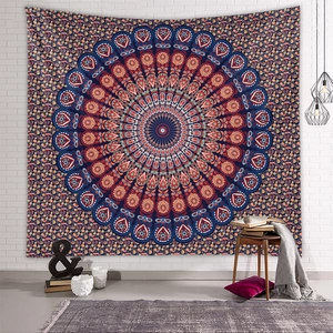 Détail d'une tapisserie mandala bohème accrochée sur un mur de briques blanches
