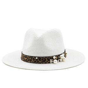 Cappello Panama in paglia bianca con fascia leopardata, perle e dettagli floreali