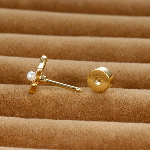 Boucle d'oreille en acier doré avec fleur et perle, fermoir à vis pour sécurité