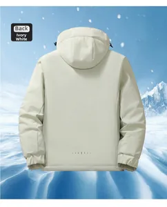 Rückansicht der elfenbeinfarbenen Herrenjacke mit Kapuze und winterlichem Schneehintergrund