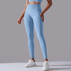 Detailansicht der nahtlosen High-Waist-Yogahose mit geripptem Bund in hellem Blau