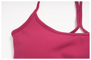 Détail de l'encolure et des coutures sur un haut de yoga rose en maille extensible