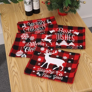 Sets de table de Noël à carreaux rouges et noirs avec motifs festifs sur bois clair