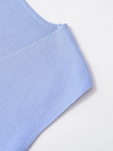 Vue macro du tissu en maille bleu clair et détails de couture haute densité du gilet